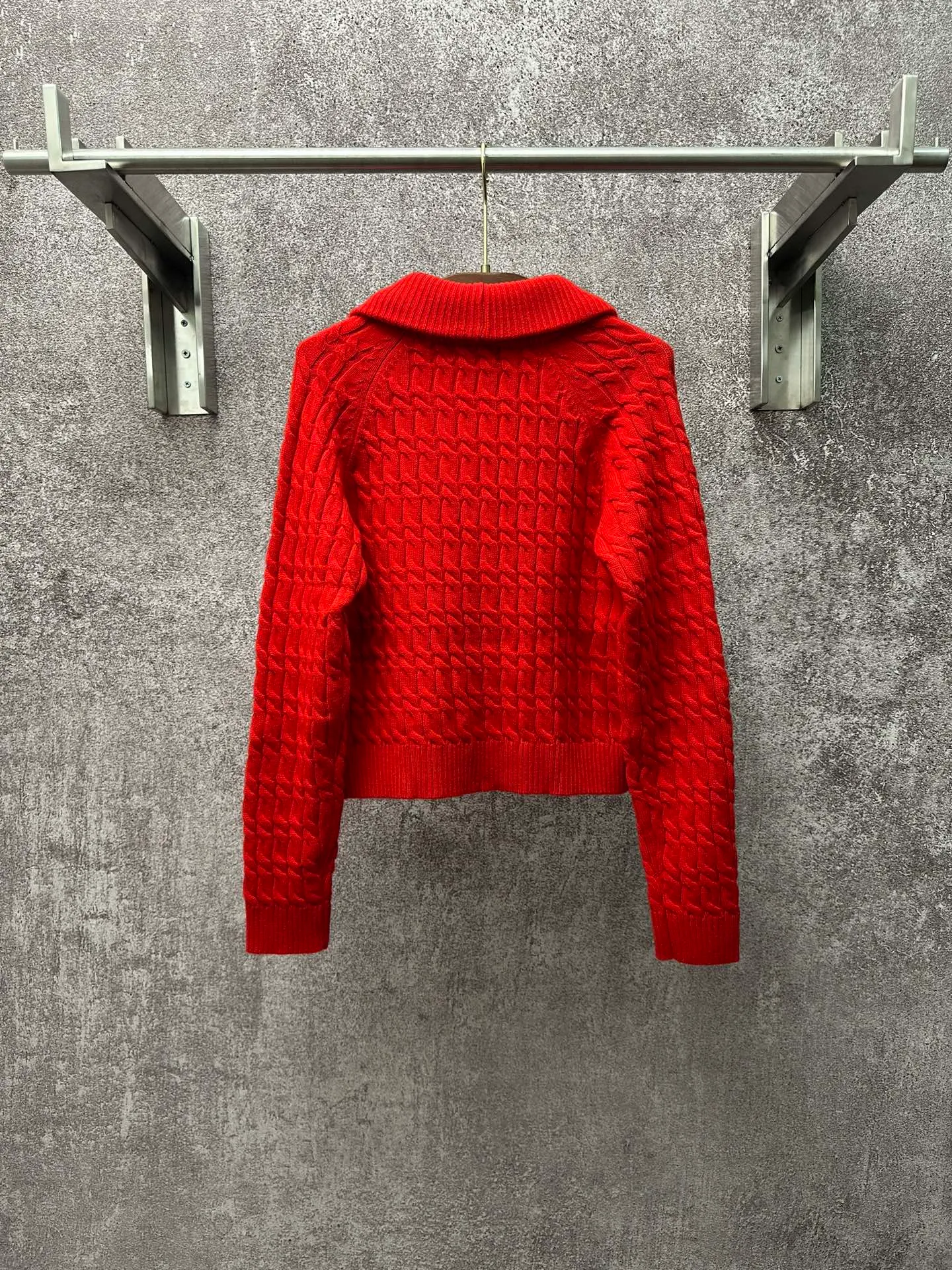 P480 Ralph Lauren red twist knitted cardigan, brand new with tag, perfect details, classic lapel design, small horse logo embroidery on the front, exquisite details, 70% cashmere + 30% wool, soft and warm fabric, versatile in autumn and winter, Size: S M L